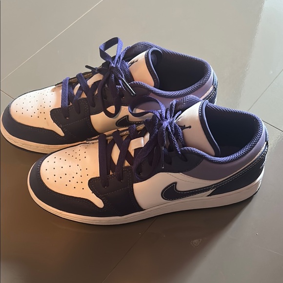 Nike Sneakers in Dark Blue and White - Picture 2 of 5